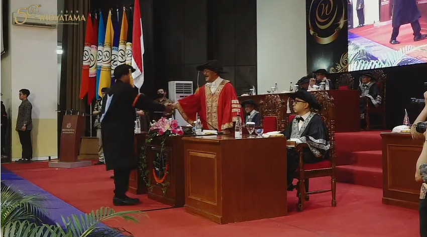 Menilik Cerita Wisudawan Terbaik - Wisuda Universitas Widyatama