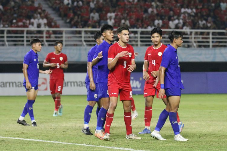 Potret pertandingan Indonesia melawan Thailand di kompetisi AFF U-19.